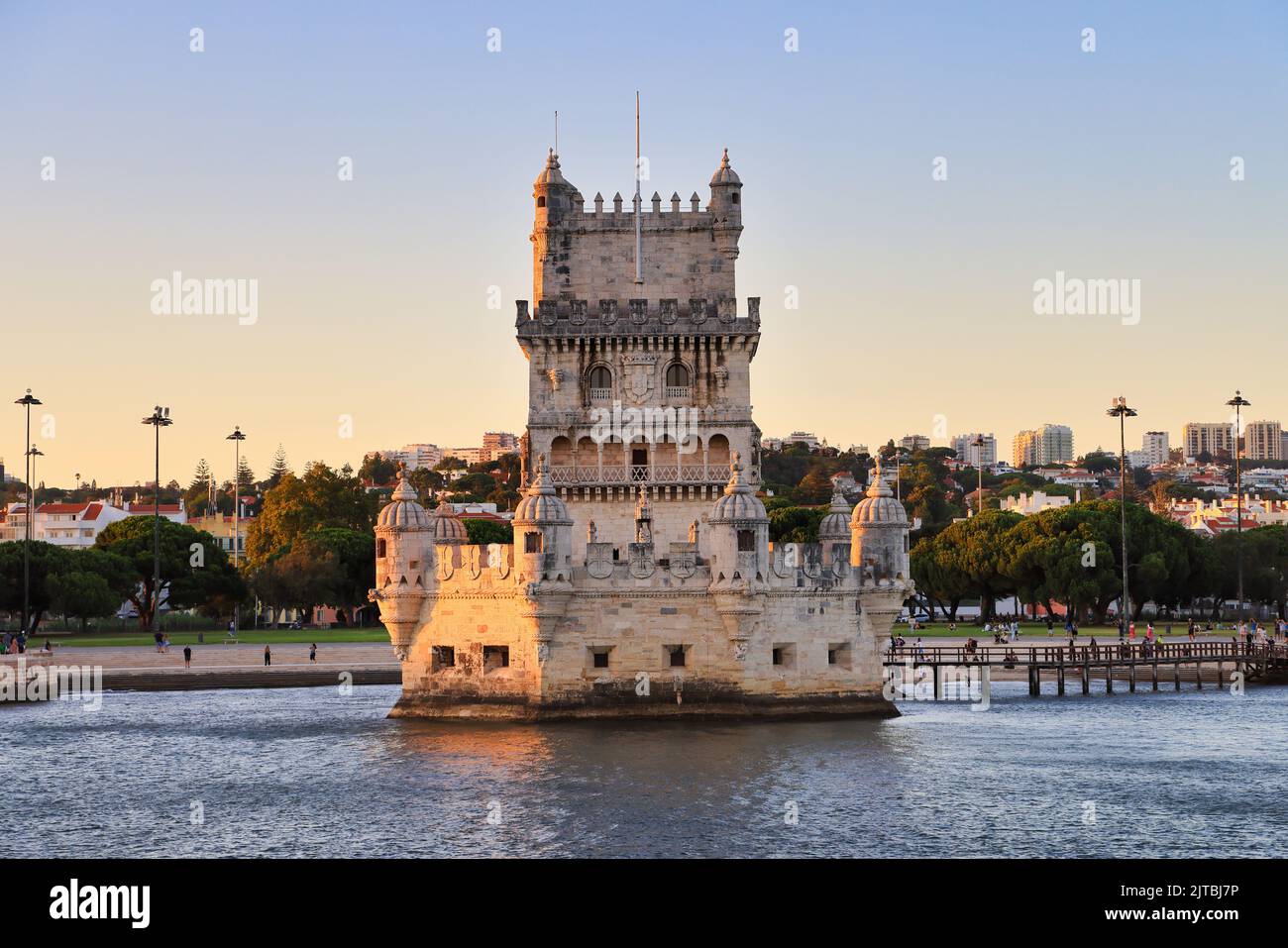 Belém-Turm, Torre de Belém in Belém, Lissabon, Portugal. Festung aus dem 16.. Jahrhundert, vom Fluss Tejo aus gesehen. UNESCO-Weltkulturerbe. Stockfoto