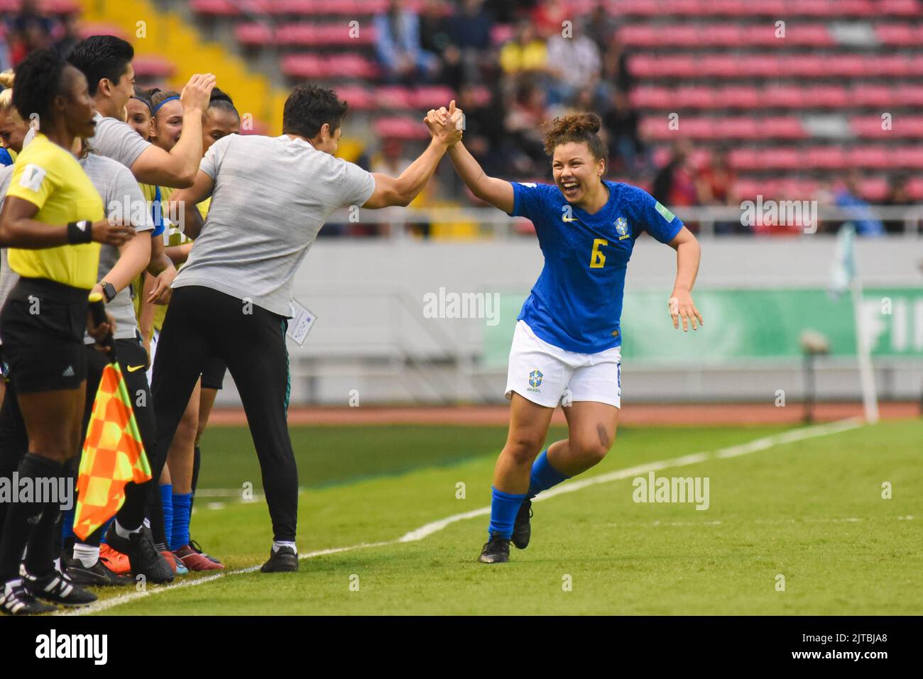 SAN JOSE, Costa Rica: Die brasilianische Mannschaft feiert das von ANA CLARA (6) erzielte Tor während des Spiels zwischen Brasilien und den Niederlanden für das Play-off Stockfoto