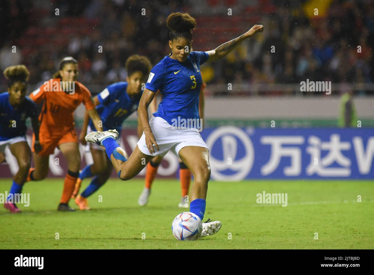 SAN JOSE, Costa Rica: TARCIANE (3) aus Brasilien erzielt im Spiel zwischen Brasilien und den Niederlanden einen Elfmeterstoß für den dritten Platz Stockfoto