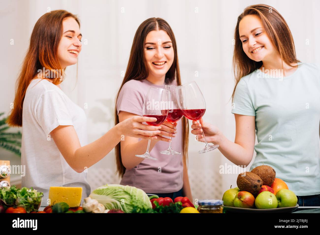 Weibliche Partei gesunde Lebensmittel Frauen klirrende Gläser Stockfoto