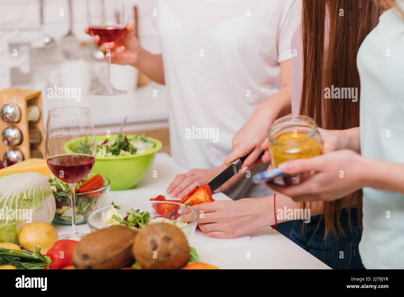 Frauen Kochkurs vegetarische Mahlzeit Rezept Stockfoto