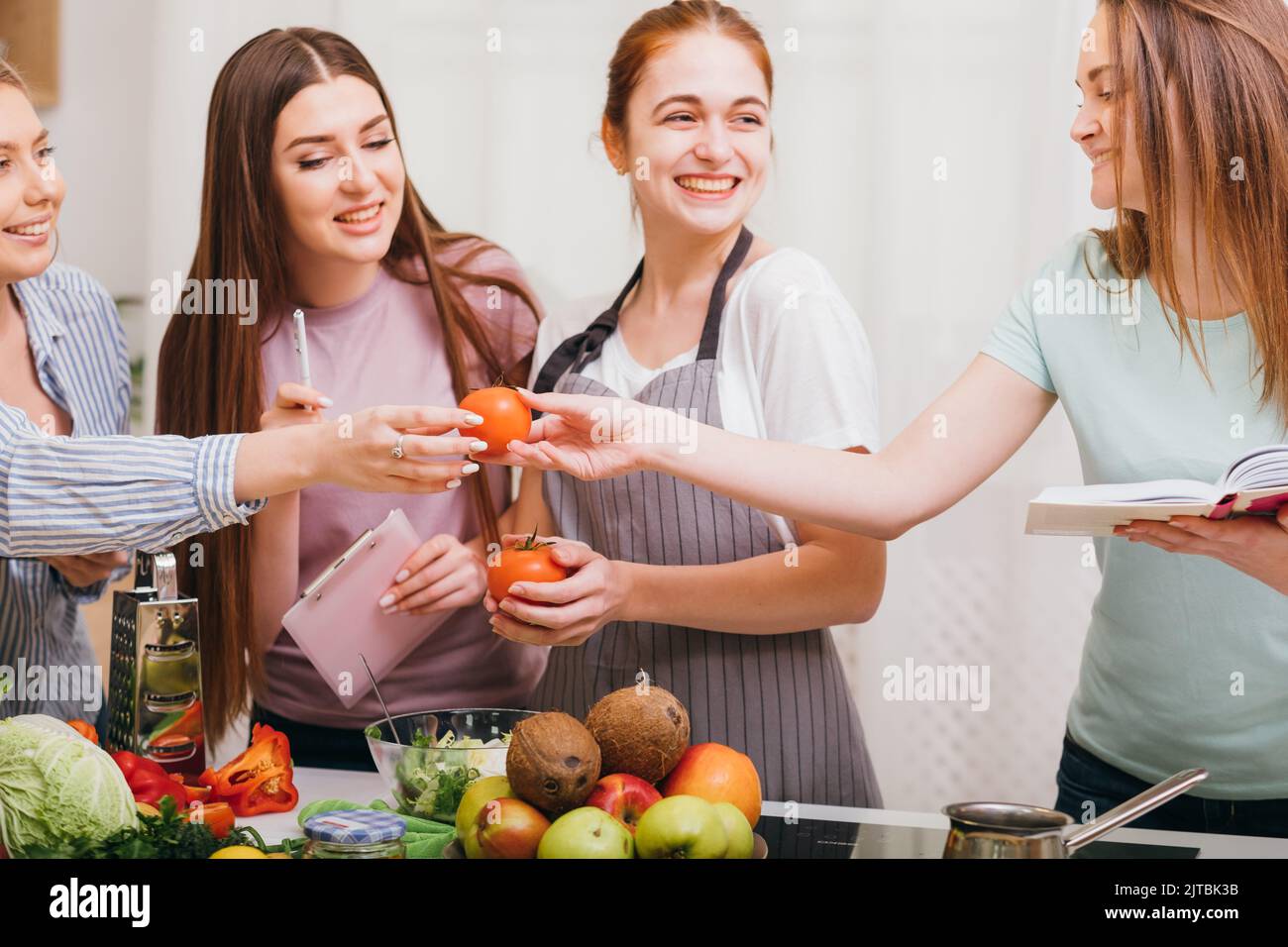 Frauen Kochkurs vegetarische Mahlzeit spezielles Rezept Stockfoto