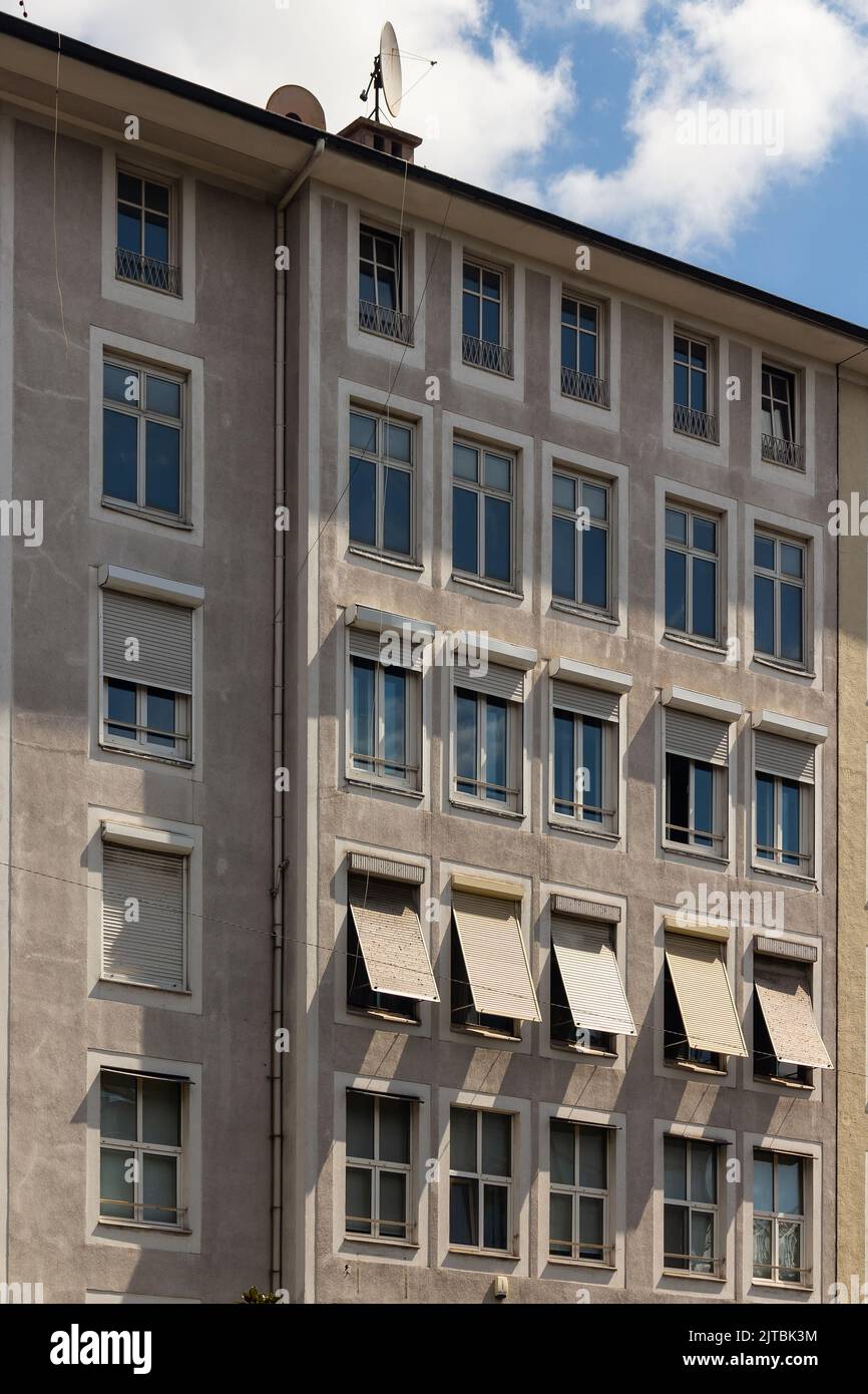 Blick auf ein Gebäude im modernen Architekturstil der Mitte des Jahrhunderts im Stadtteil Harbiye in Istanbul. Stockfoto