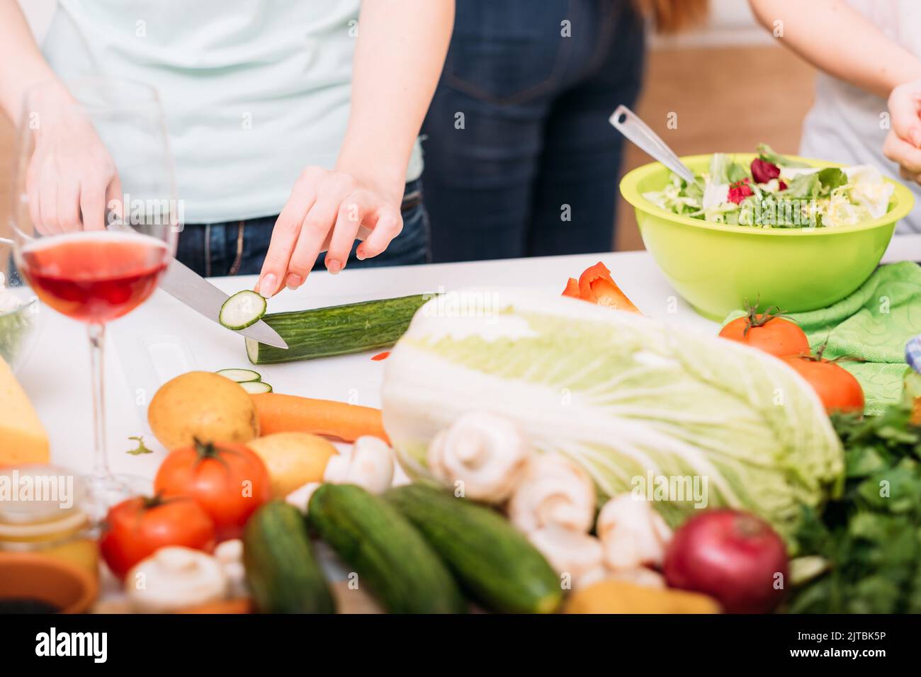 Gesundes Essen Salat Rezept Koch Hände hacken Gurke Stockfoto