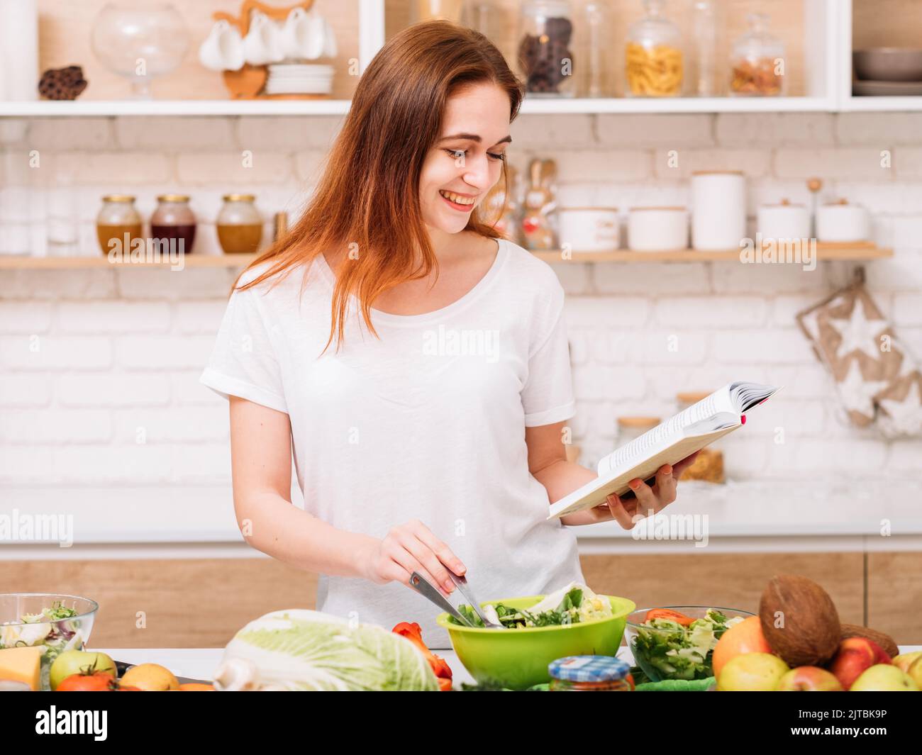 Weibliche Kochen Hobby Lebensstil gesunde ganze Lebensmittel Stockfoto