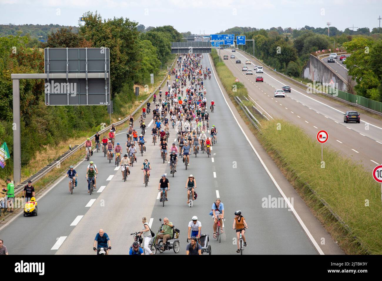 Wiesbaden, 28. August 2022: Rund 8.500 Radfahrer blockierten den Verkehr auf einem Abschnitt der deutschen Autobahn A66 zwischen Frankfurt und Wiesbaden. Die Demonstration wurde von der Verkehrswende Hessen organisiert, einer Organisation, die sich dafür eingesetzt hat, den Verkehr im Bundesland Hessen bis 2030 klimaneutral zu gestalten. Ein Protest, der bessere öffentliche Verkehrsmittel und Radwege fordert. Stockfoto