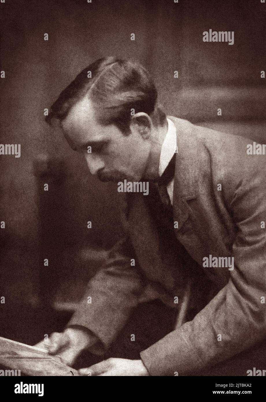 James Matthew (J.M.) Barrie (1860-1937), schottischer Dramatiker und Romancier, bekannt als Autor von Peter Pan, in einem Porträt von Frederick Hollyer. Stockfoto
