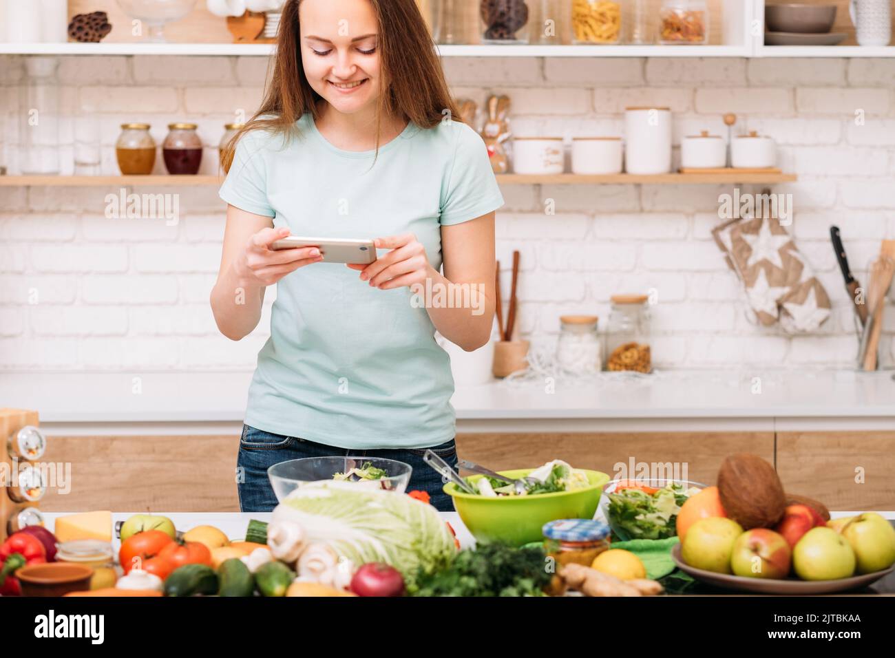 Weibliche Lebensmittel-Bloggerin gesunde Ernährung grünes Rezept Stockfoto