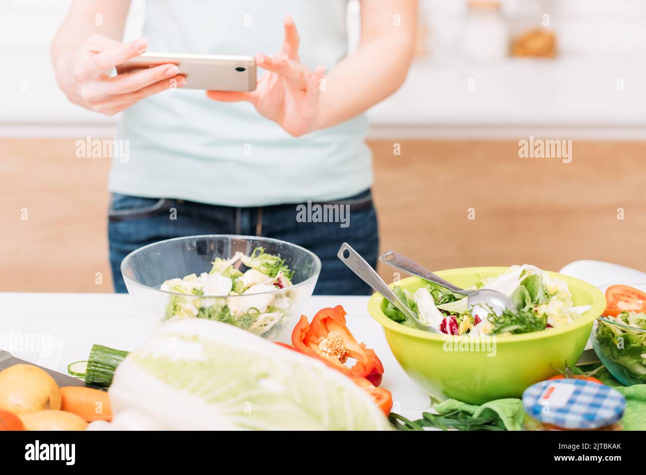 Food bloggerin gesunde Ernährung weibliches Smartphone Stockfoto