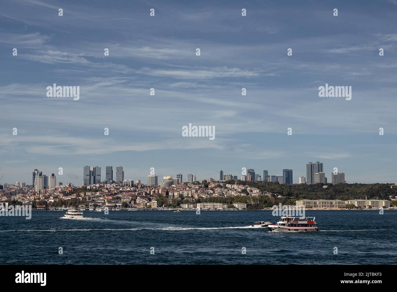 Blick auf die Ausflugsboote auf dem Bosporus und der europäischen Seite Istanbuls. Es ist ein sonniger Sommertag. Stockfoto