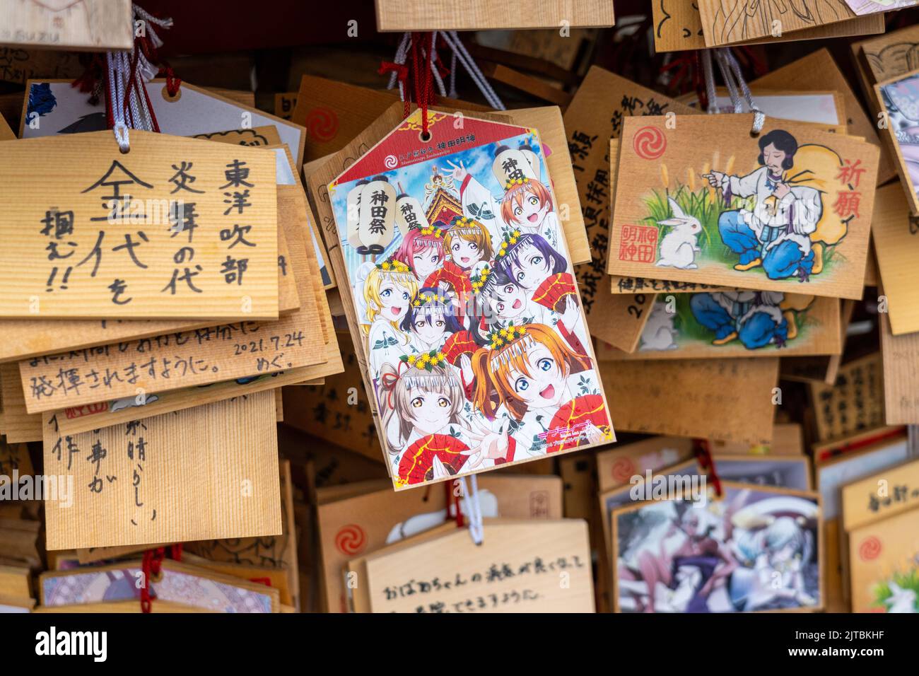 Japanische Anime- und Manga-Figuren, die auf ema-Gebetstafeln am Kanda Myojin-Schrein gemalt sind, einem schintoistischen Schrein, der Geschäftsreisenden und Technikbegeisterten in Chiyoda, Tokio, Japan, gewidmet ist. Die Gläubigen hängen die Tafeln mit ihren Wünschen, Träumen oder Gebeten im Tempel auf. Stockfoto