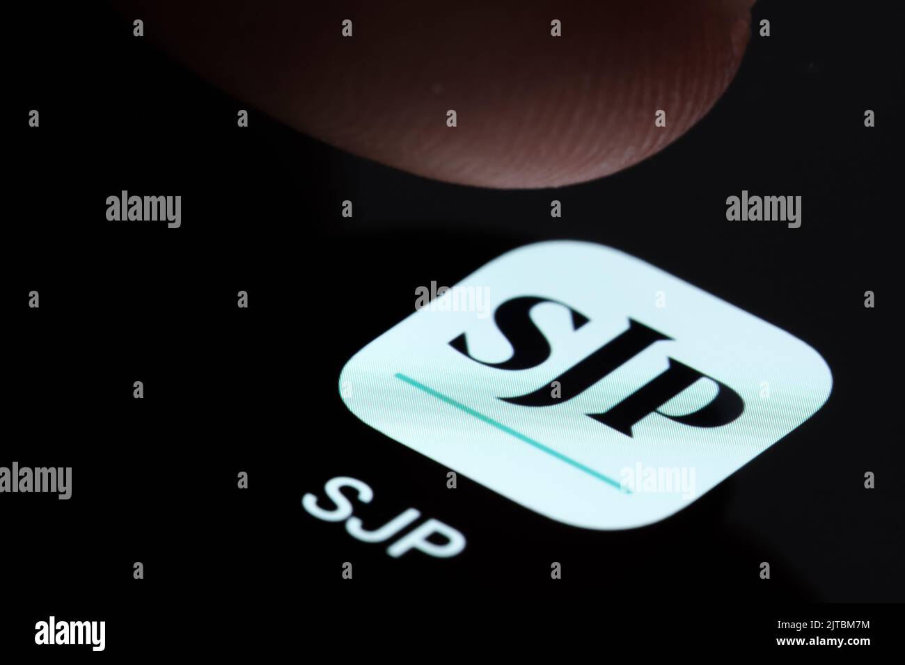 SJP-App auf dem Smartphone-Bildschirm gesehen und Finger kurz vor dem Berühren. St. James's Place (SJP) ist ein Beratungsunternehmen für Finanzexperten. Stafford, Großbritannien Stockfoto