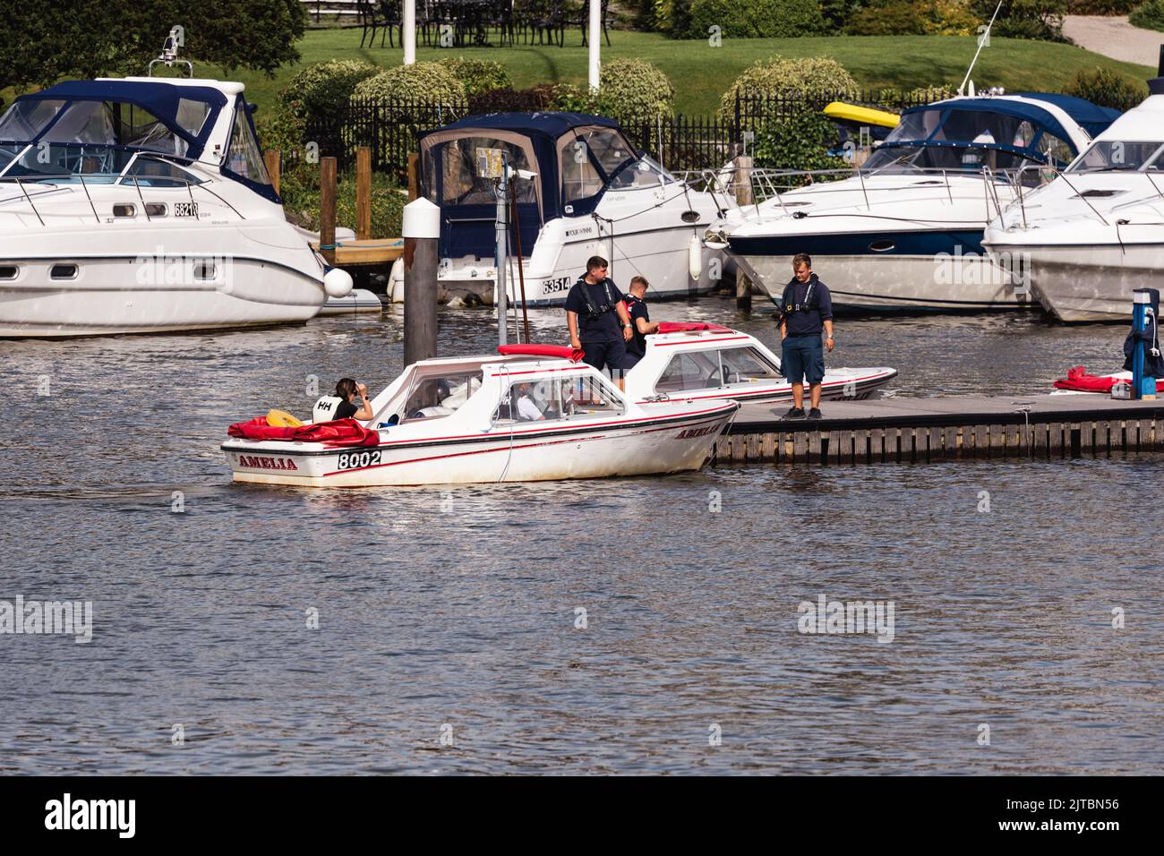 Leiser Selbstfahrer Elektromotor Bootsverleih Erkunden Sie Lake Windermere , Boote können für 1 oder 2 Stunden gemietet werden. Hunde sind an Bord willkommen, maximal 6 Personen Stockfoto