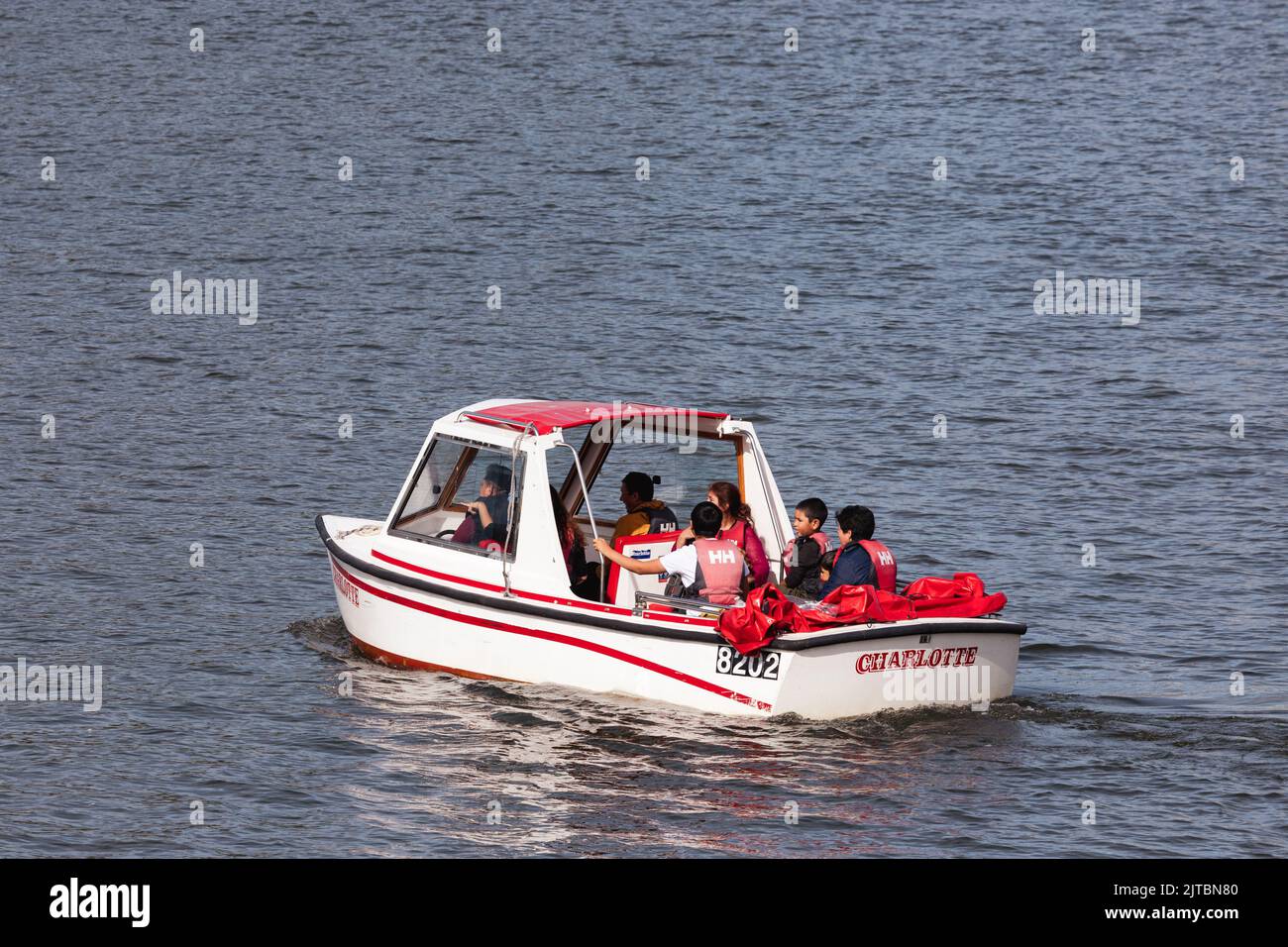 Leiser Selbstfahrer Elektromotor Bootsverleih Erkunden Sie Lake Windermere , Boote können für 1 oder 2 Stunden gemietet werden. Hunde sind an Bord willkommen, maximal 6 Personen Stockfoto