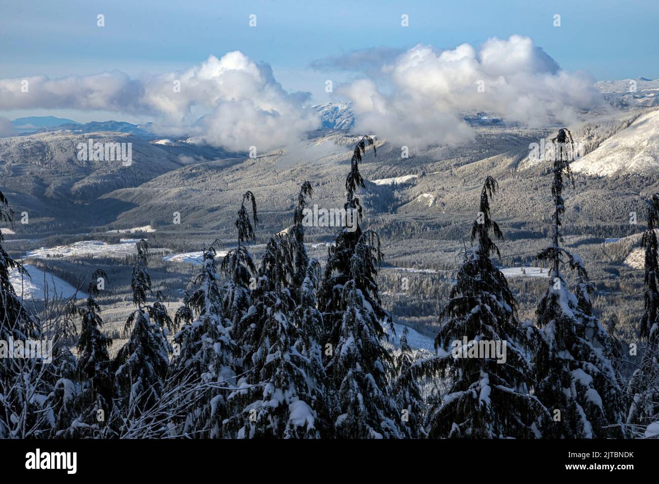 WA21887-00...WASHINGTON - Winterblick vom Parkplatz des Mount Pilchuck Trail, der den Mountain Loop Highway im Robe Valley überblickt. Stockfoto