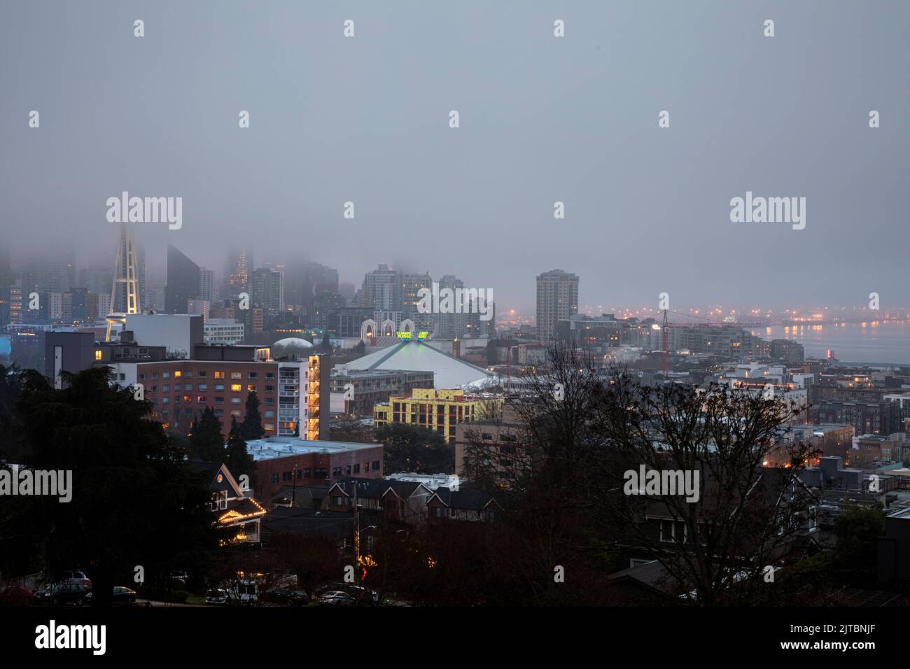WA21896-00...WASHINGTON - Downtown Seattle bedeckt von dichtem Nebel, der die Spitze der Space Needle und die Hochhäuser abschneidet. 2022 Stockfoto
