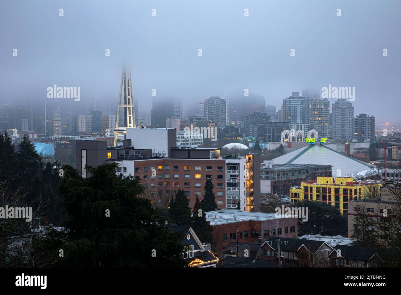 WA21897-00...WASHINGTON - Downtown Seattle bedeckt von dichtem Nebel, der die Spitze der Space Needle und die Hochhäuser abschneidet. 2022 Stockfoto