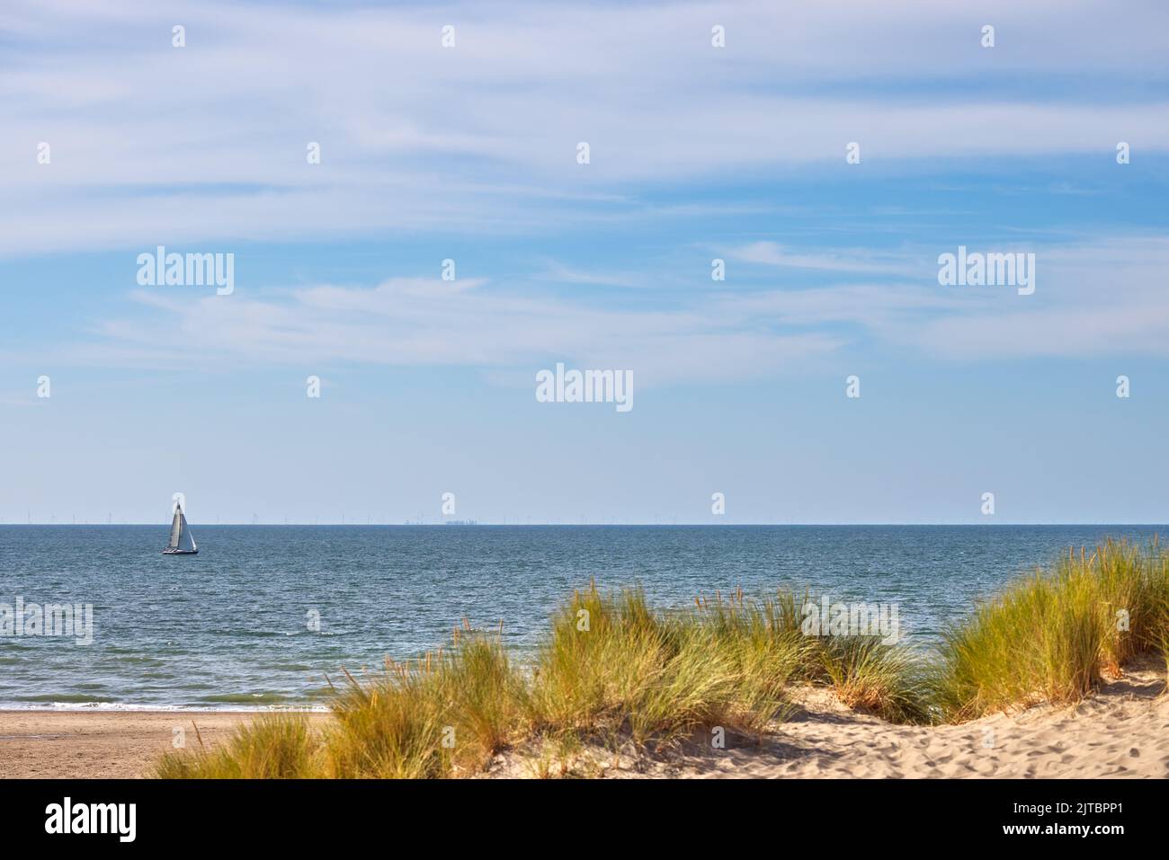 Die Nordsee und ein Boot im Hintergrund in Cadzand - Holland Stockfoto
