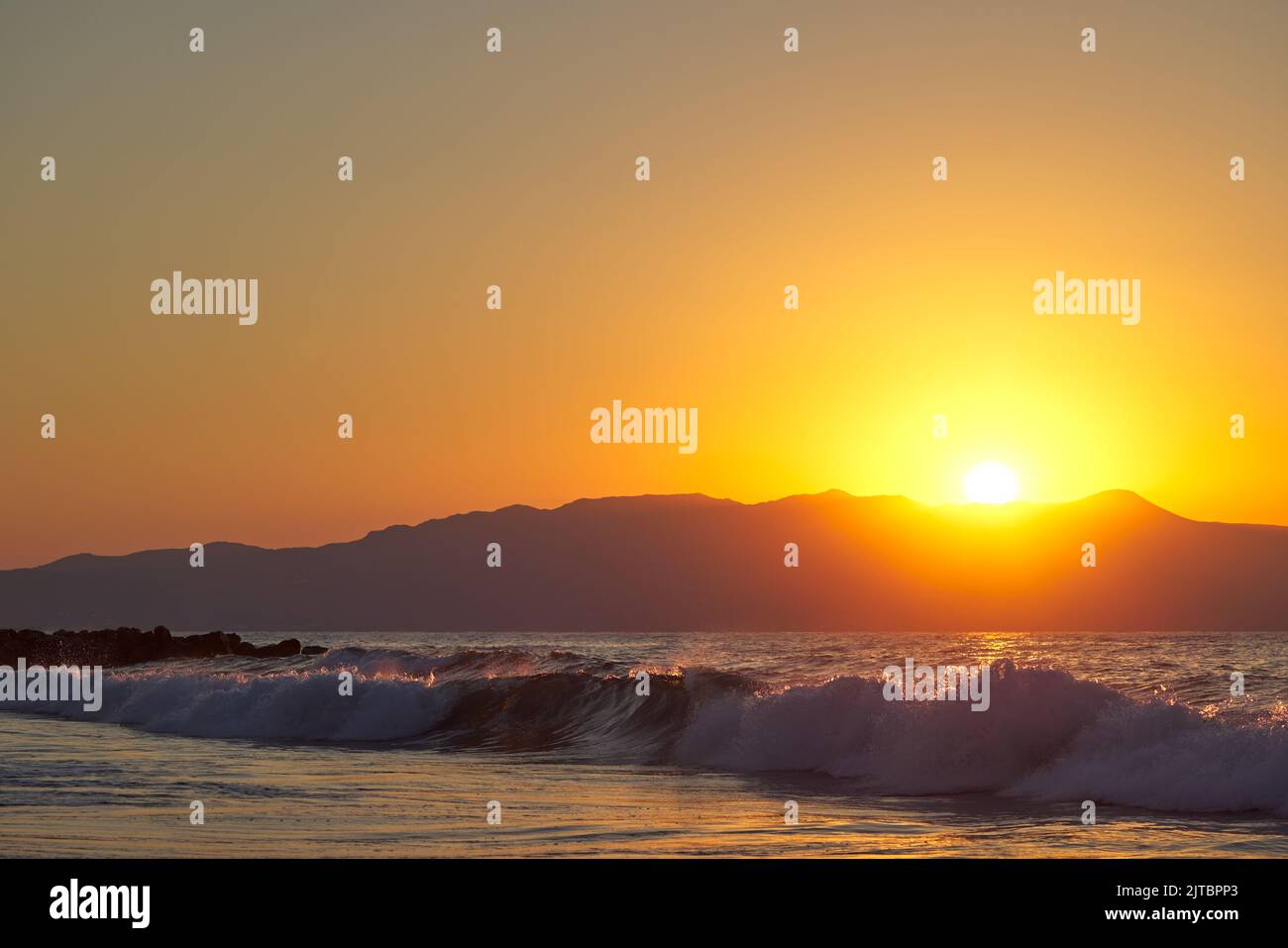 Wunderschönes Meer und Wellen bei Sonnenuntergang in Chania Kreta - Griechenland Stockfoto