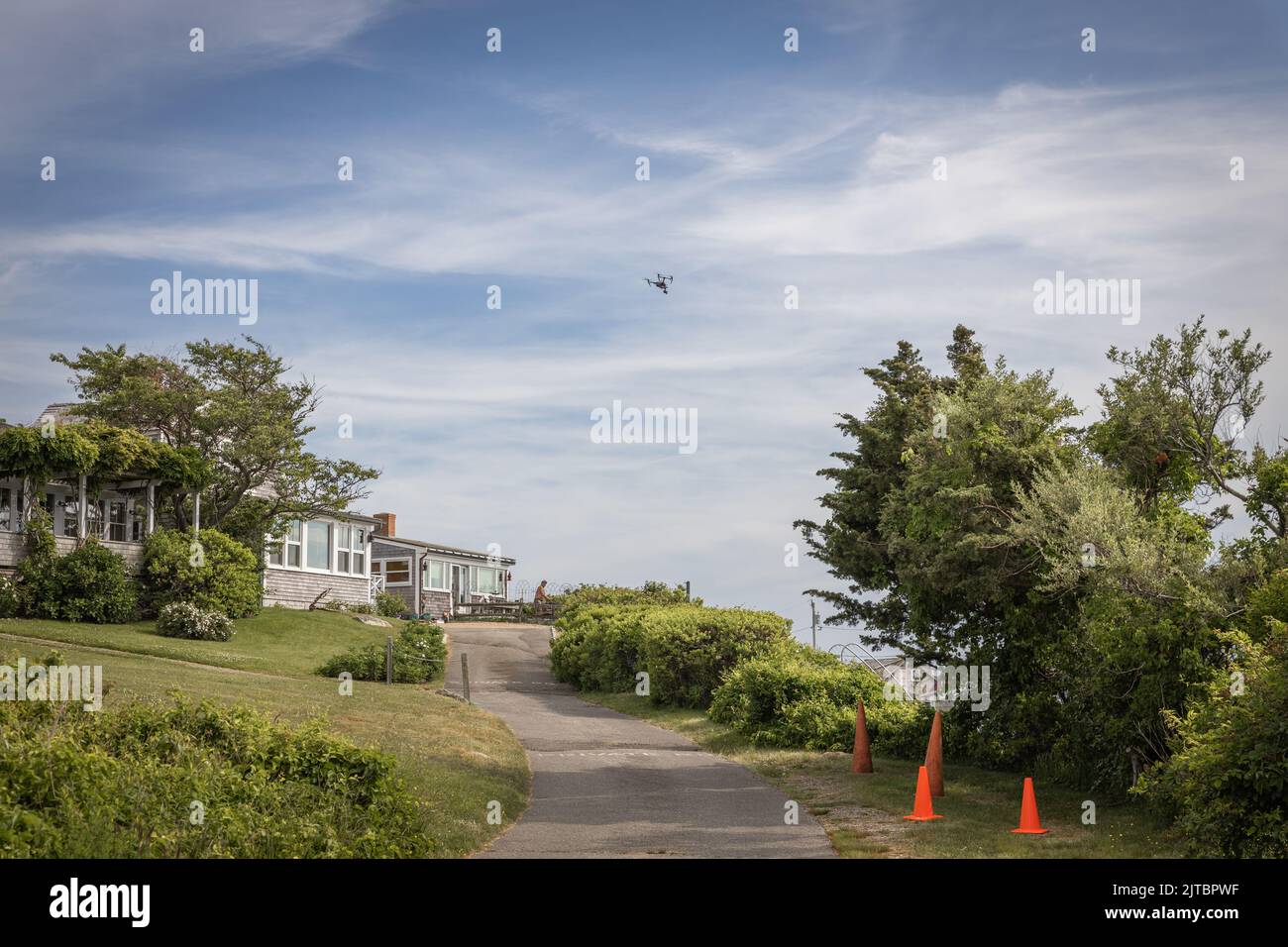 Eine Drohne für Luftaufnahmen und Kinematografie, die über Häuser fliegt Stockfoto