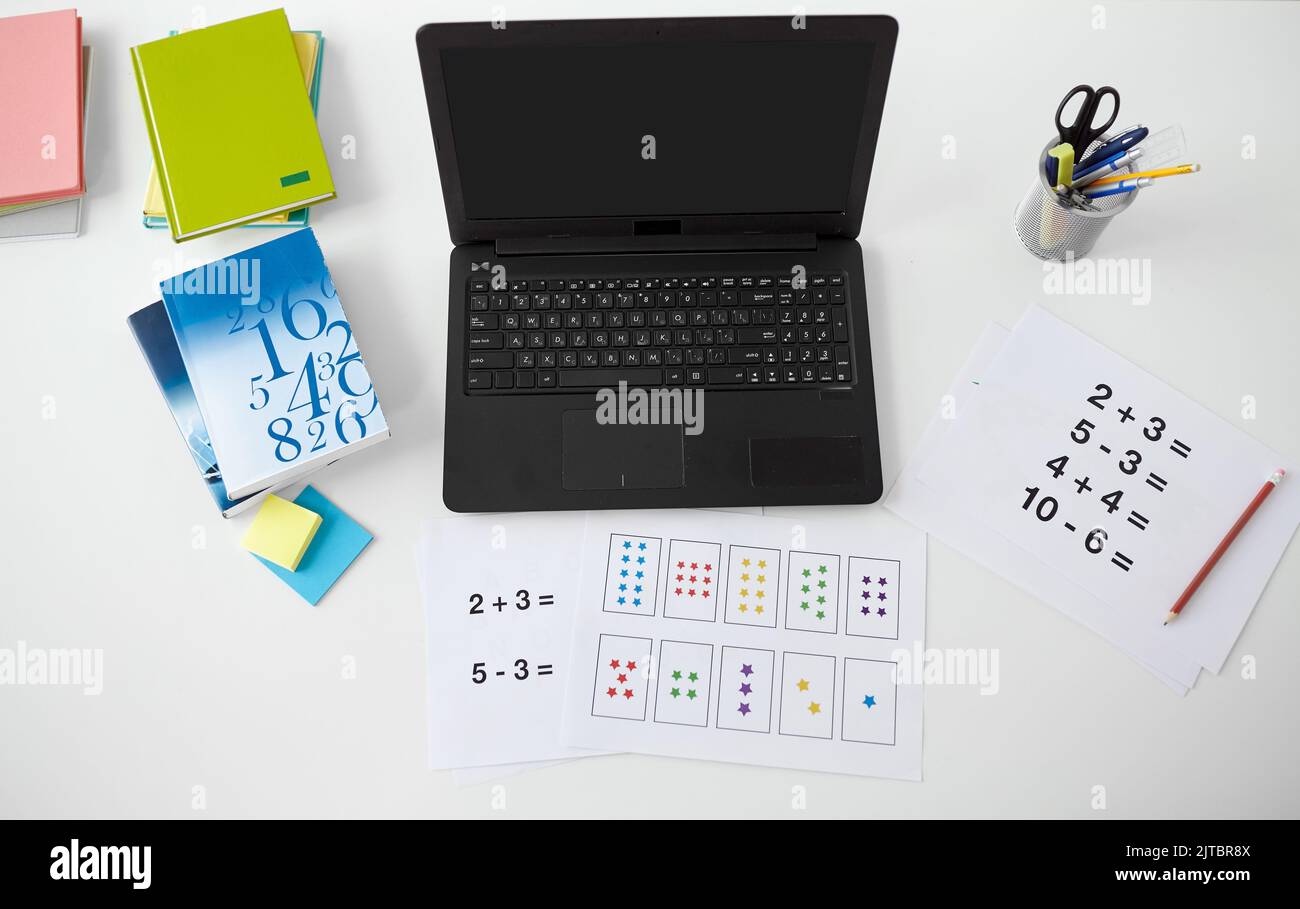 Laptop, Mathematik-Studienführer und Buch am Tisch Stockfoto