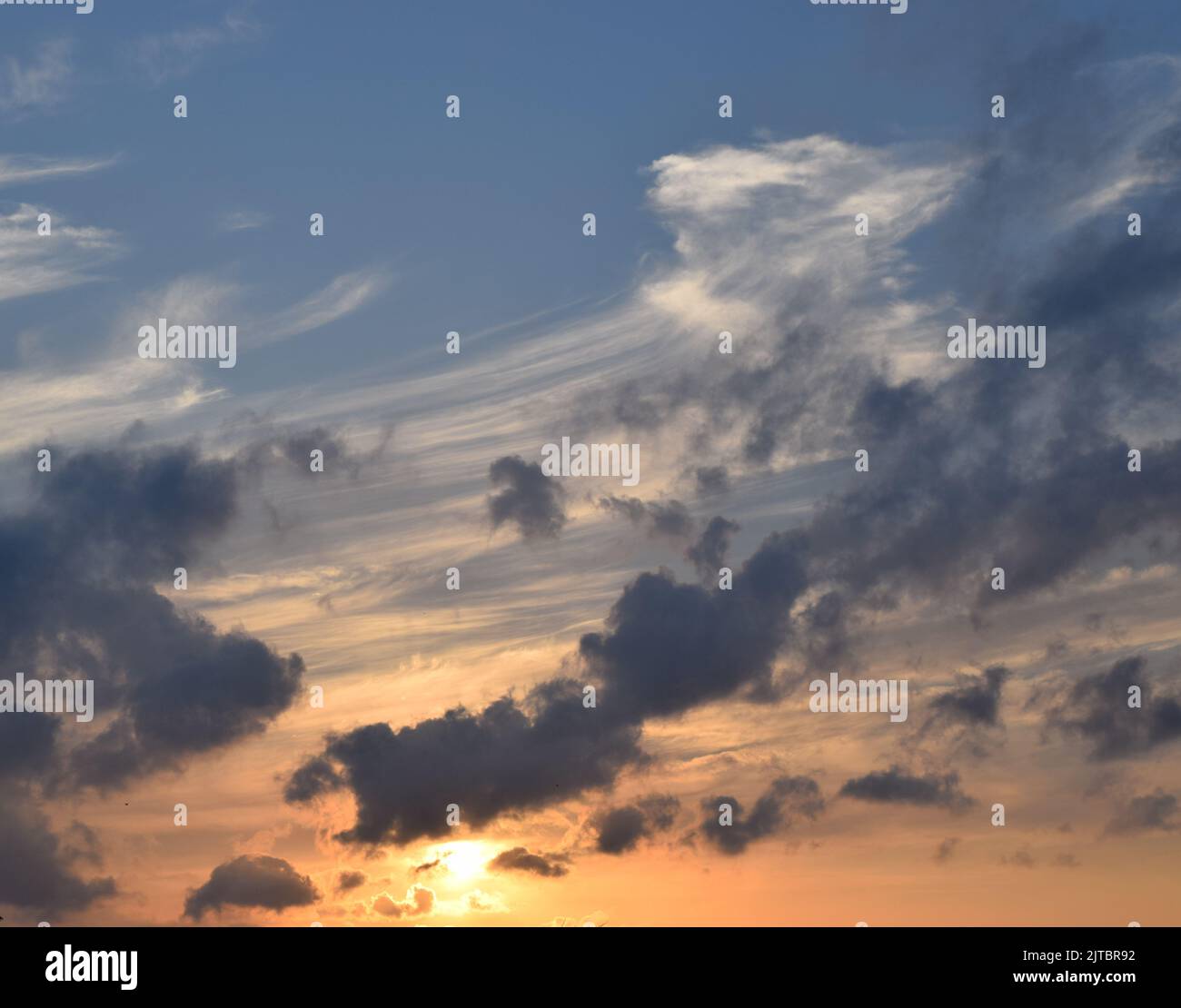 Diese schönen Fotos wurden in der Luft von verschiedenen Sonnenuntergängen und den Wolken am Himmel aufgenommen. Ich bin ein Natur- und Himmelsliebhaber, der gerne fotografiert. Stockfoto