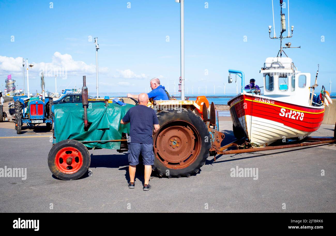 ISIS SH278 ein Küstenfischerboot wurde gerade nach einem Angelausflug zur Redcar Esplanade hochgeschleppt Stockfoto