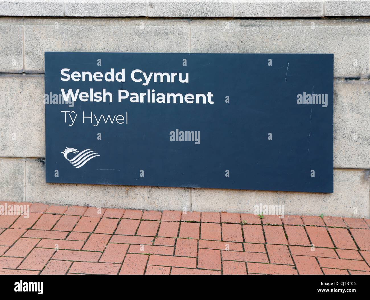 Schild vor Ty Hywel / Hywel House. Walisisches Parlamentsgebäude. Senedd Cymru. Cardiff Bay , Sommer 2022 Stockfoto