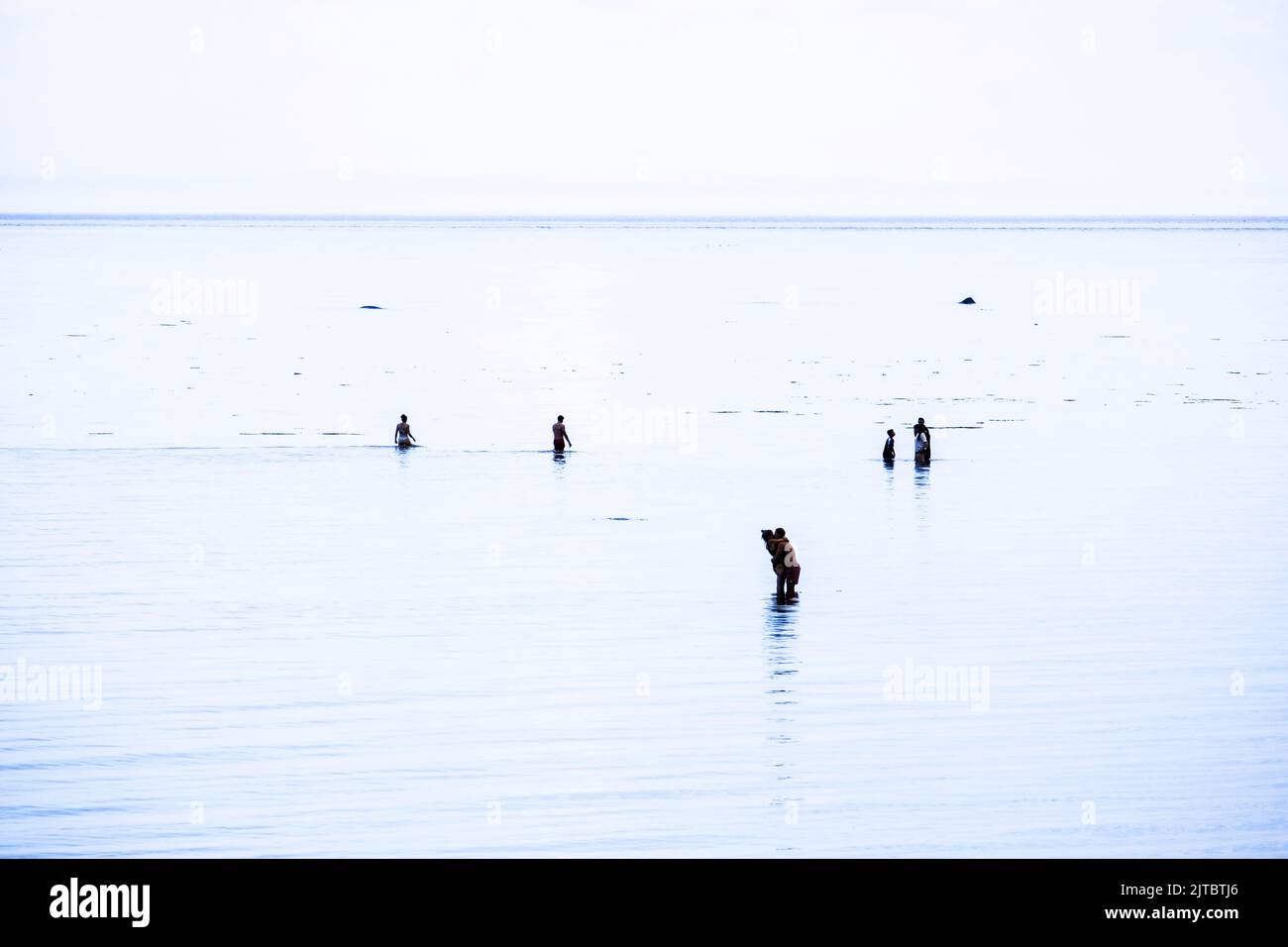 Silhouetten auf dem Wasser des St. Lawrence-Flusses in den Dünen von Tadoussac, Quebec, Saguenay-St. Lawrence Marine Park, Kanada. Stockfoto