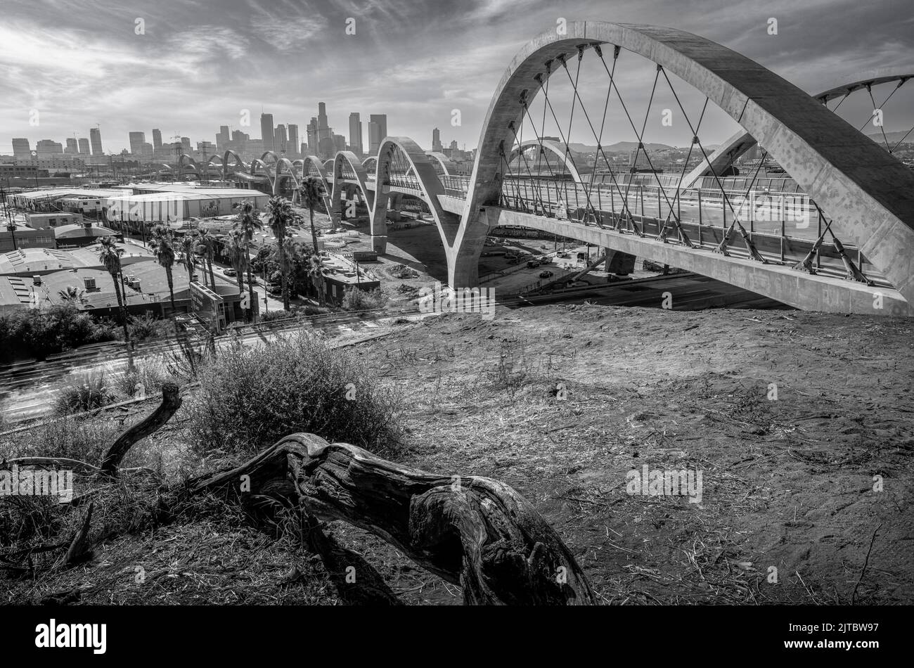 Ein dramatischer Blick auf DIE neu erbaute Straßenbrücke VON LA aus dem Jahr 6. in Schwarz und Weiß Stockfoto