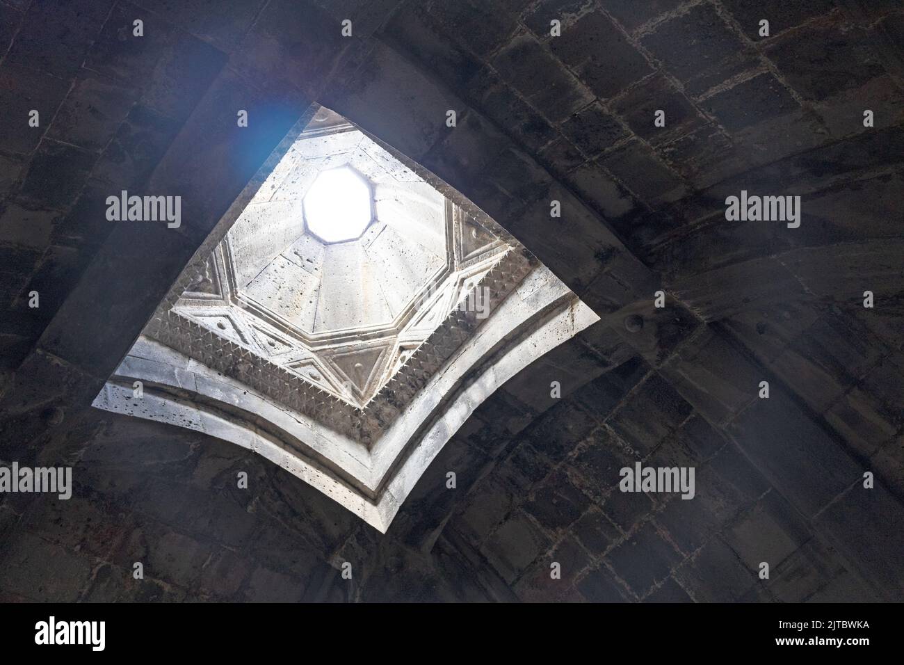 Helles Licht geht durch das Dach des christlichen Tempels von Haghpat, von unten im Tempel geschossen Stockfoto