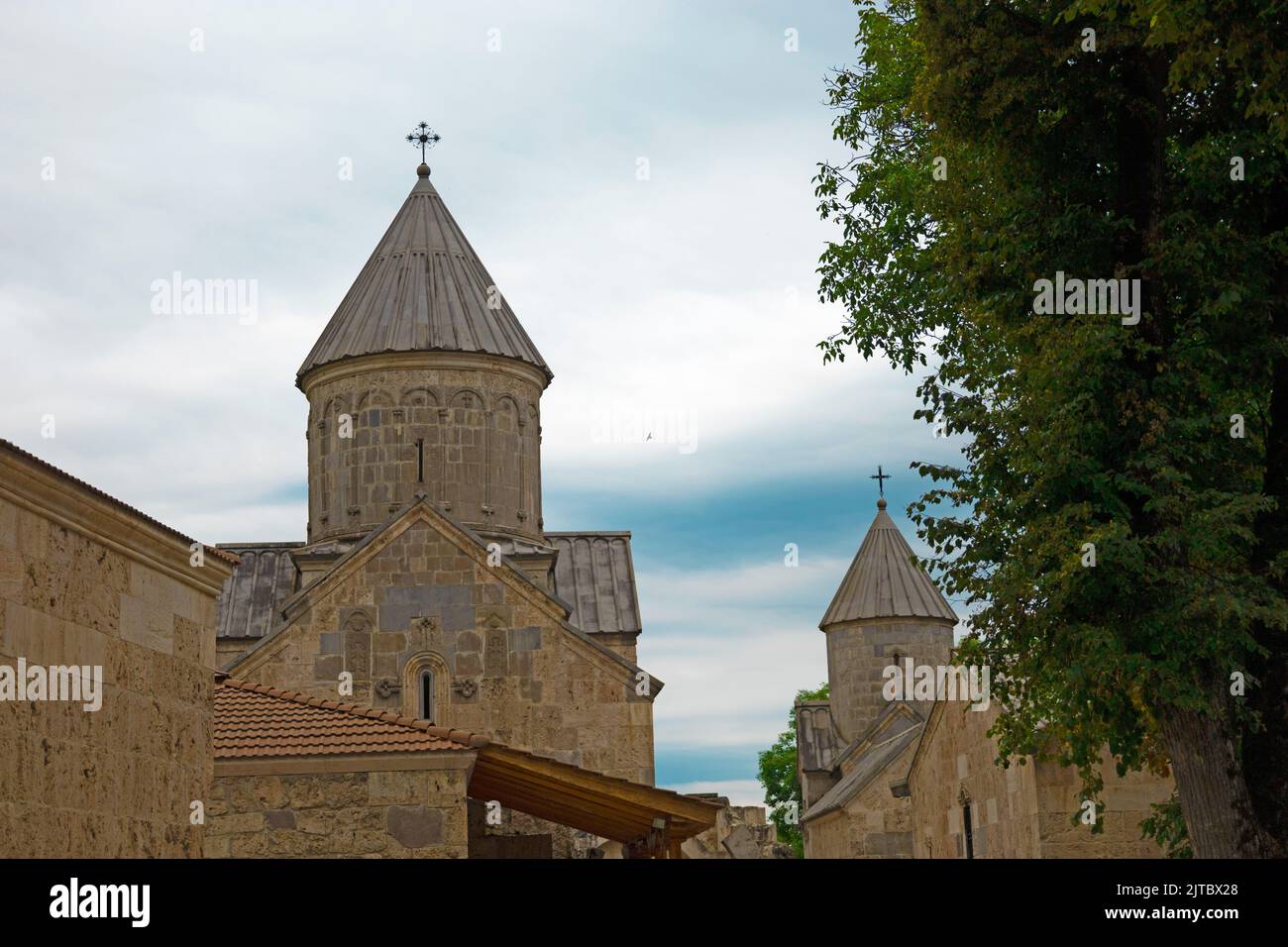 Haghartsin Klosterkomplex, mit blauem Himmel und Wolken im Hintergrund, im Sommer Stockfoto