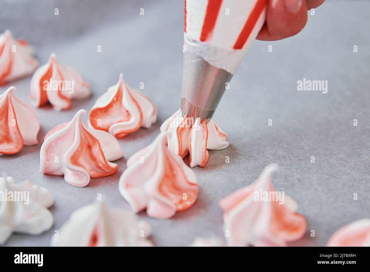 Prozess der Herstellung hausgemachter Baiser, Frau Kochen süße Creme für Dessert auf Backblech Stockfoto