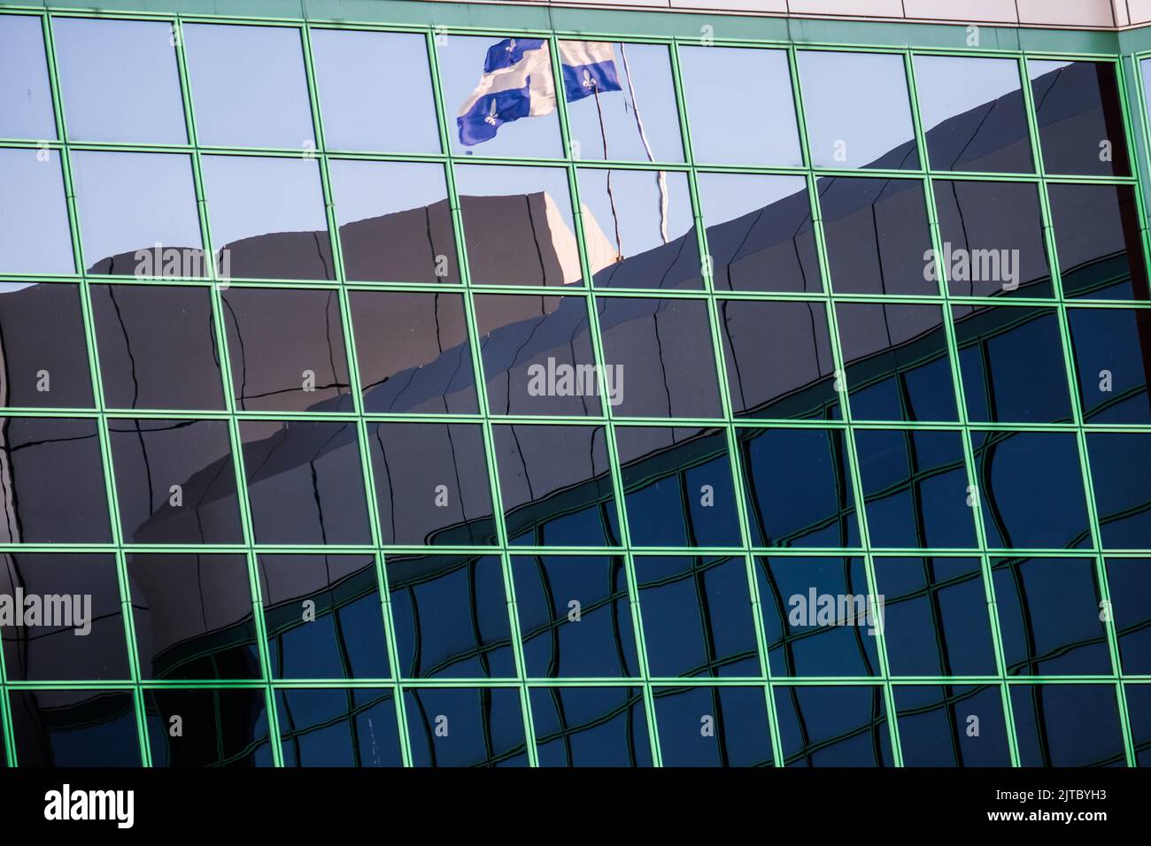 Die Quebecer Flagge fliegt über einem Gebäude in Quebec City, Quebec, Kanada. Stockfoto