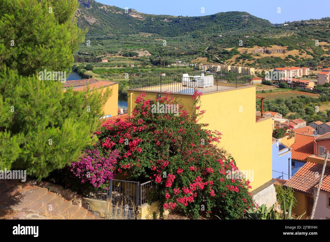 Eine gemütliche Terrasse mit Blick über Bosa (Provinz Oristano) auf der Insel Sardinien, Italien Stockfoto
