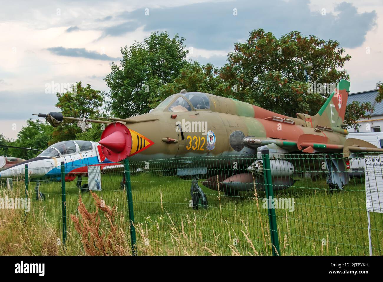 Aeroclub, Nitra, Slowakei - 06.16.2022: Sukoj Su-22 M4 auf dem Gelände des Aeroclubs in Nitra. Stockfoto