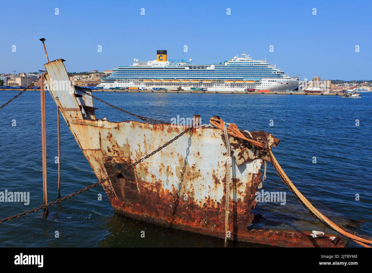 Die Costa Firenzano (2020), die 2024 in Carnival Firenzano umbenannt wird, liegt im Hafen von Cagliari auf der Insel Sardina, Italien Stockfoto