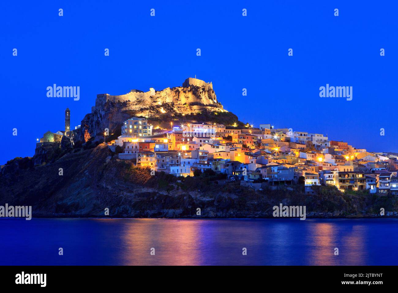 Schloss Doria und Kathedrale von Castelsardo in Castelsardo (Provinz Sassari) auf der Insel Sardinien, Italien in der Dämmerung Stockfoto