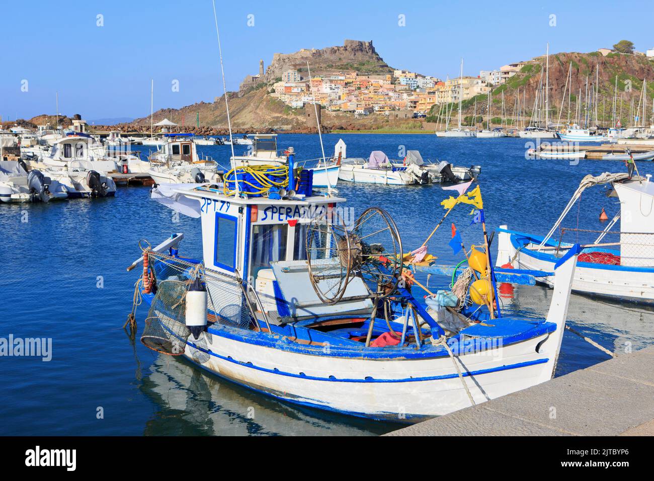 Traditionelle Fischerboote aus Holz, die in der Nähe der Burg Doria und der Kathedrale von Castelsardo (Provinz Sassari) auf der Insel Sardinien, Italien, festgemacht sind Stockfoto