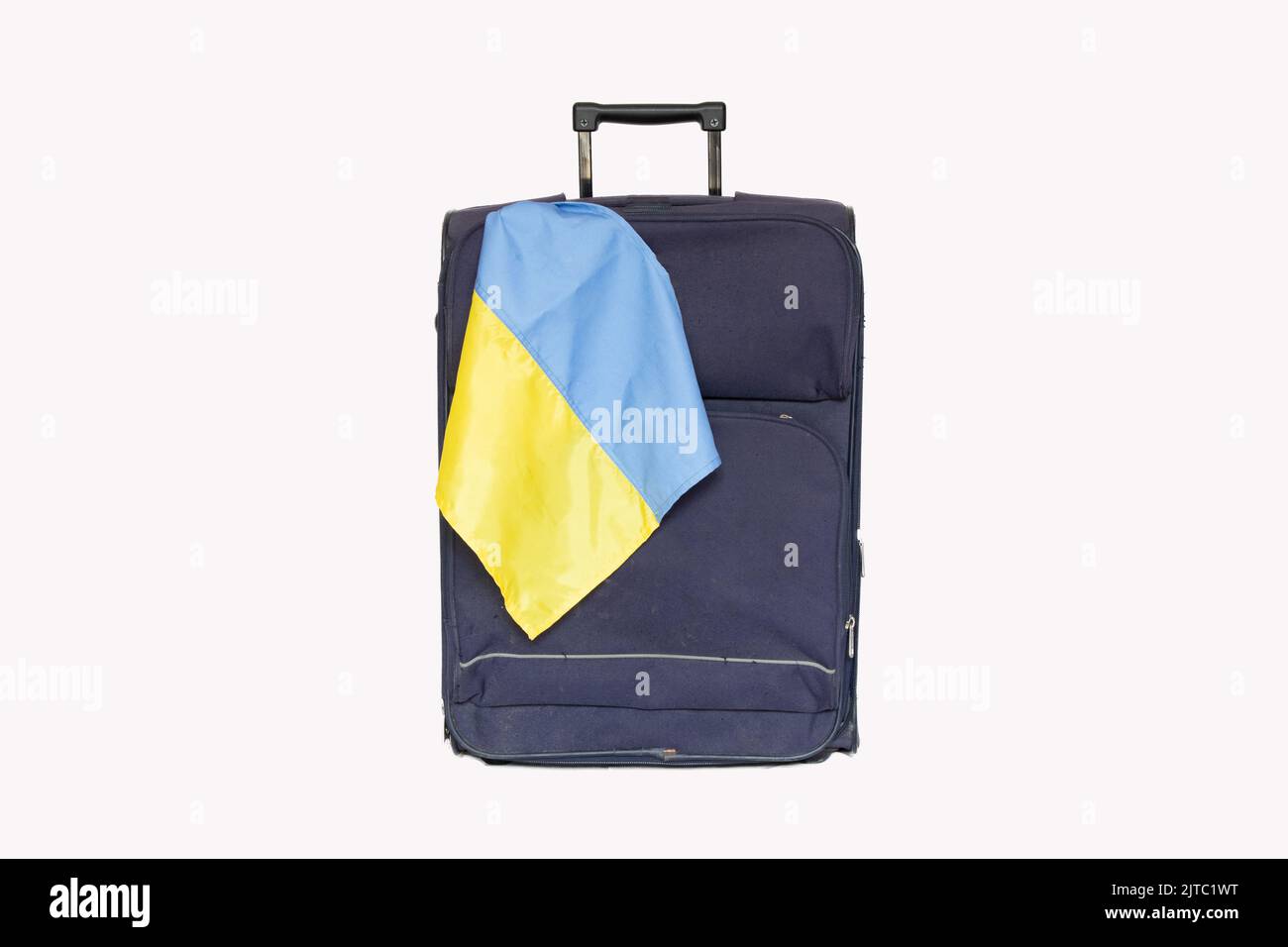 Ein Koffer mit der Flagge der Ukraine auf weißem Hintergrund, verlassen Sie Ihr Zuhause in der Ukraine wegen des Krieges, weglaufen von zu Hause, Krieg Stockfoto