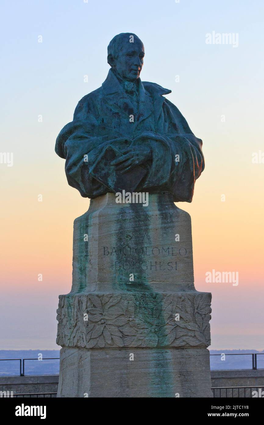 Eine Büste von Bartolomeo Borghesi (1781-1860) auf der Aussichtsplattform in der Nähe der Bergstation der Seilbahn bei Sonnenaufgang in San Marino Stockfoto