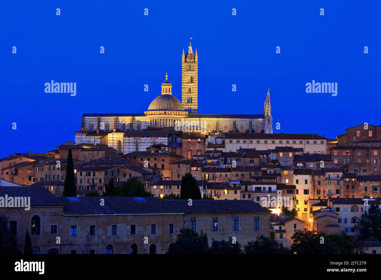 Die gotische Kathedrale von Siena aus dem 13.. Jahrhundert (UNESCO-Weltkulturerbe) in Siena (Toskana), Italien in der Dämmerung Stockfoto