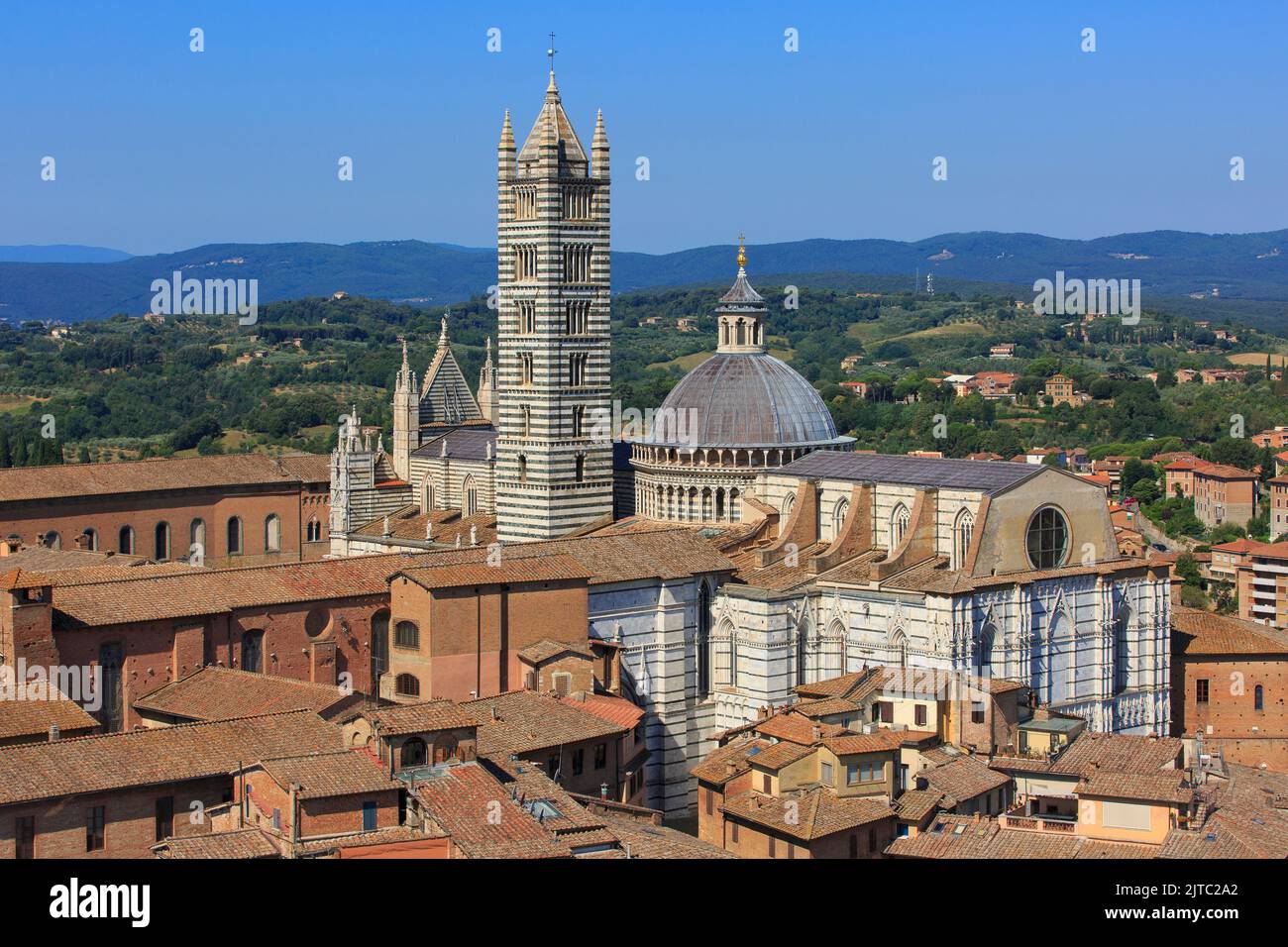Die gotische Kathedrale von Siena aus dem 13.. Jahrhundert (UNESCO-Weltkulturerbe) in Siena (Toskana), Italien, an einem schönen Sommertag Stockfoto