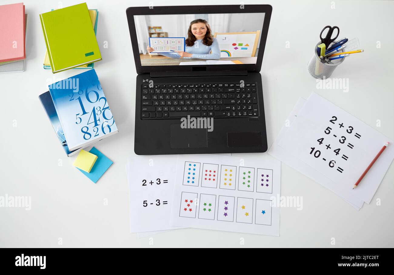 Laptop, Mathematik-Studienführer und Buch am Tisch Stockfoto