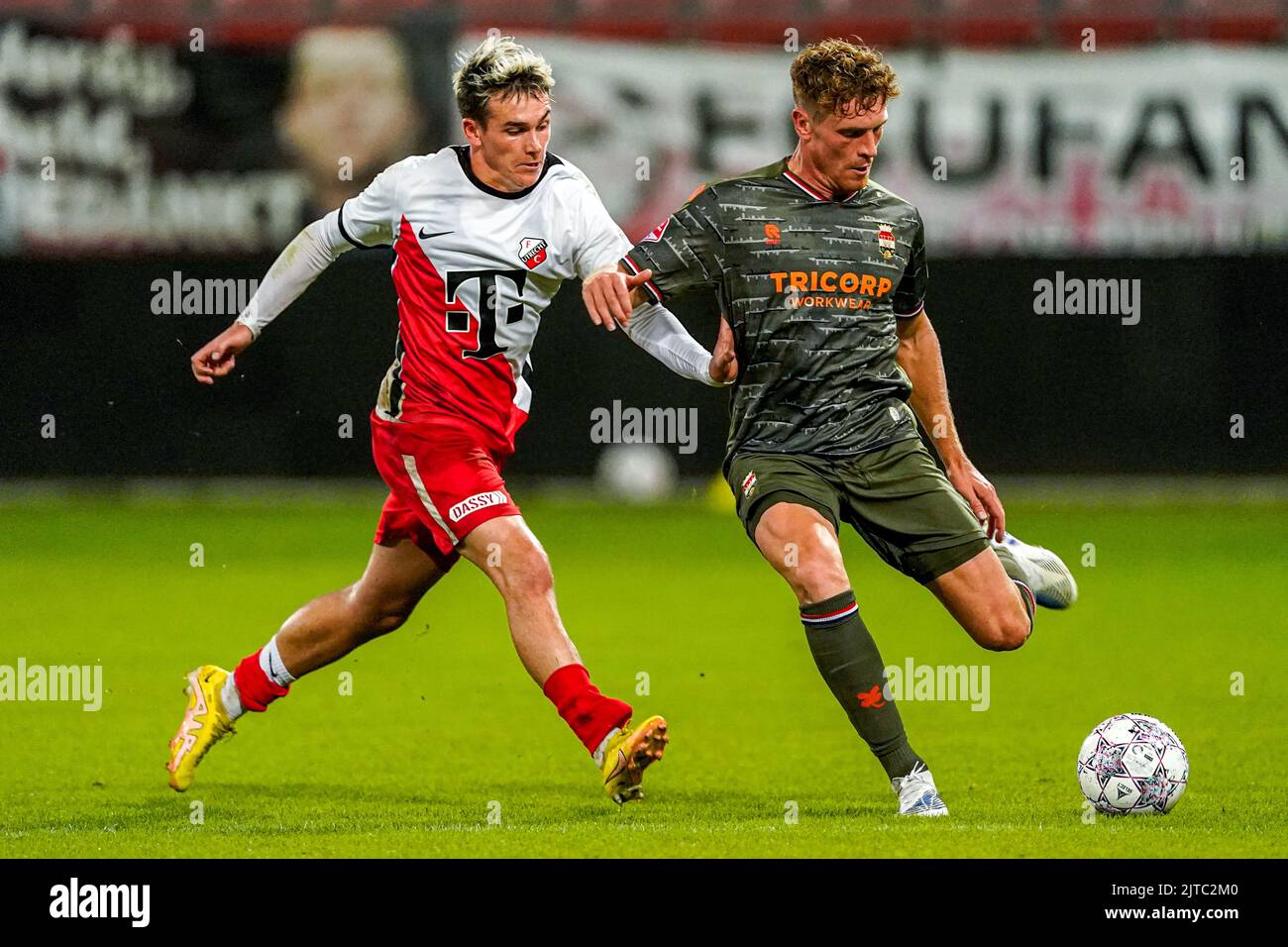 UTRECHT, NIEDERLANDE - 29. AUGUST: Taylor Booth des FC Utrecht U23, Wessel Dammers von Willem II während des niederländischen Keukenkampioendivisie-Spiels zwischen Jong FC Utrecht und Willem II im Stadion Galgenwaard am 29. August 2022 in Utrecht, Niederlande (Foto: Geert van Erven/Orange Picles) Stockfoto