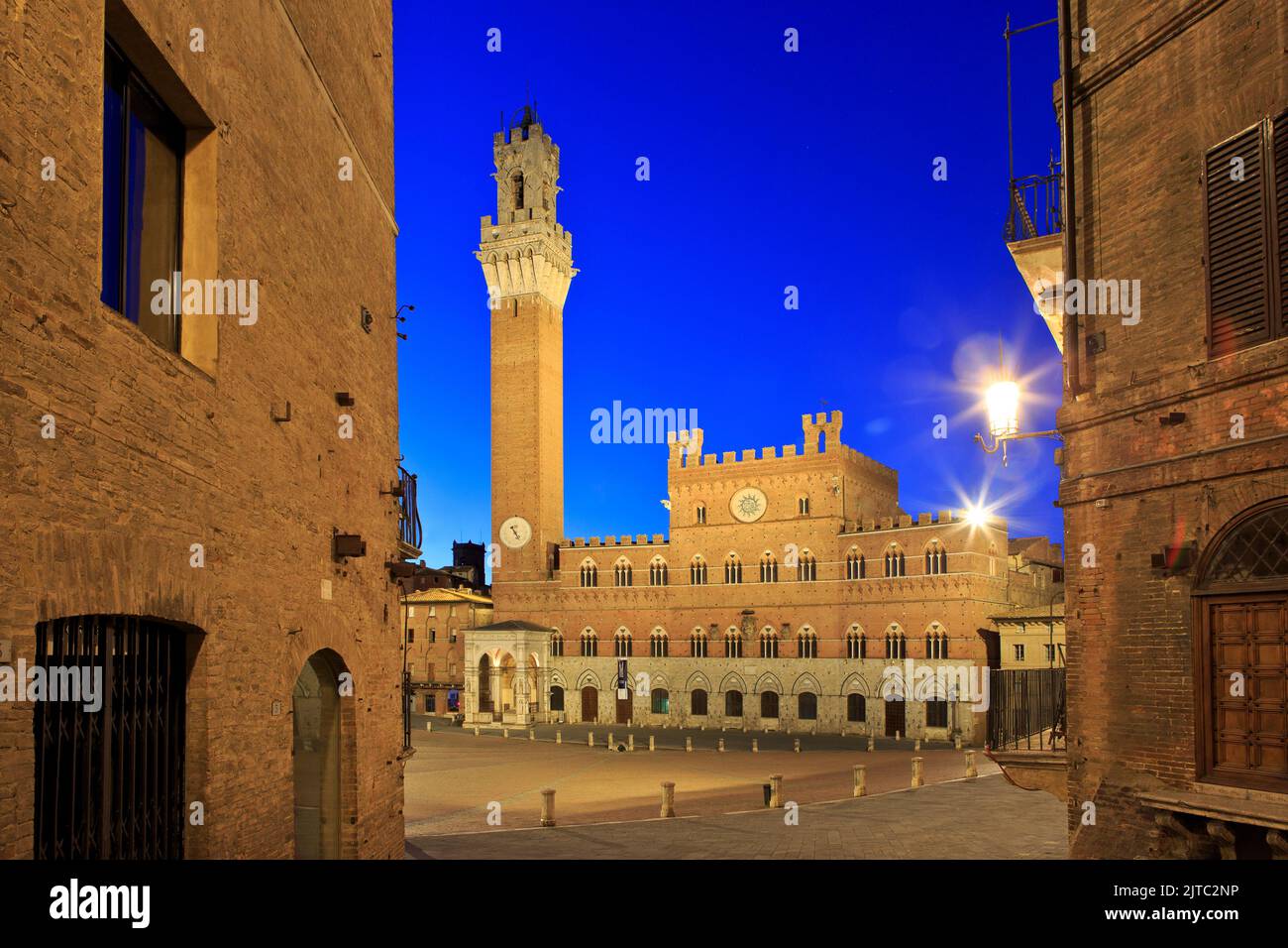 Der Palazzo Pubblico (Rathaus) aus dem 14.. Jahrhundert an der Piazza del Campo in Siena (Toskana), Italien, an einem schönen Sommertag Stockfoto