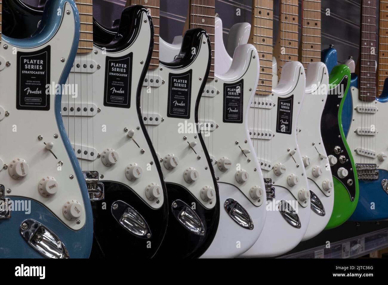 Muncie - ca. August 2022: Fender Stratocaster Gitarre Display in einem Musikgeschäft. Stras sind weltweit bekannt für ihren unverwechselbaren, klaren Sound. Stockfoto