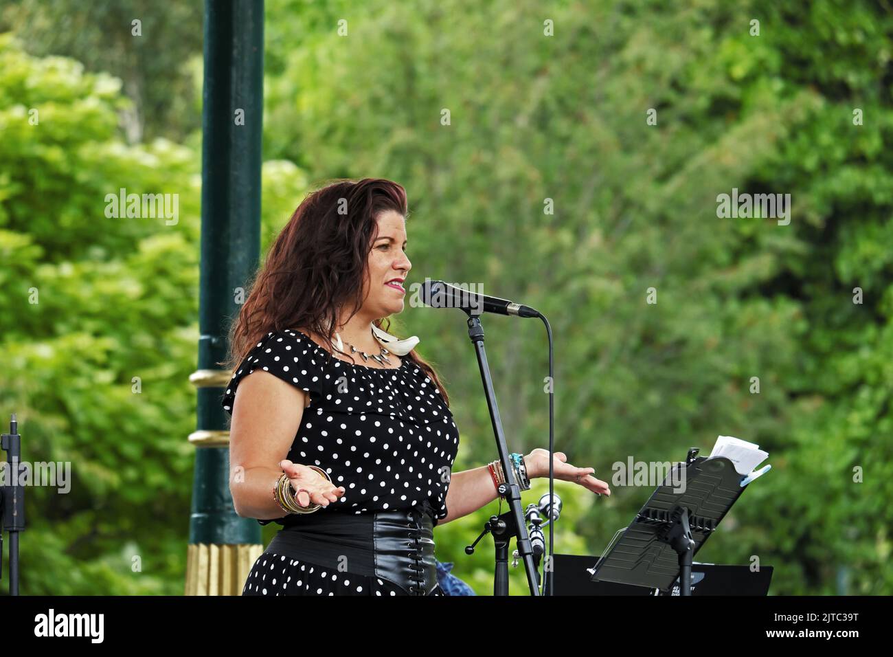 Weston-super-Mare, Großbritannien. 28. August 2022. Die Sängerin Indira Roman von der Tango-Band Tango Calor, die am Sonntagnachmittag ein Konzert im Bandstand im Grove Park aufführt. Dies ist Teil der Weston Bandstand Sessions, einer Reihe von Konzerten, die im Sommer 2022 stattfinden. Stockfoto