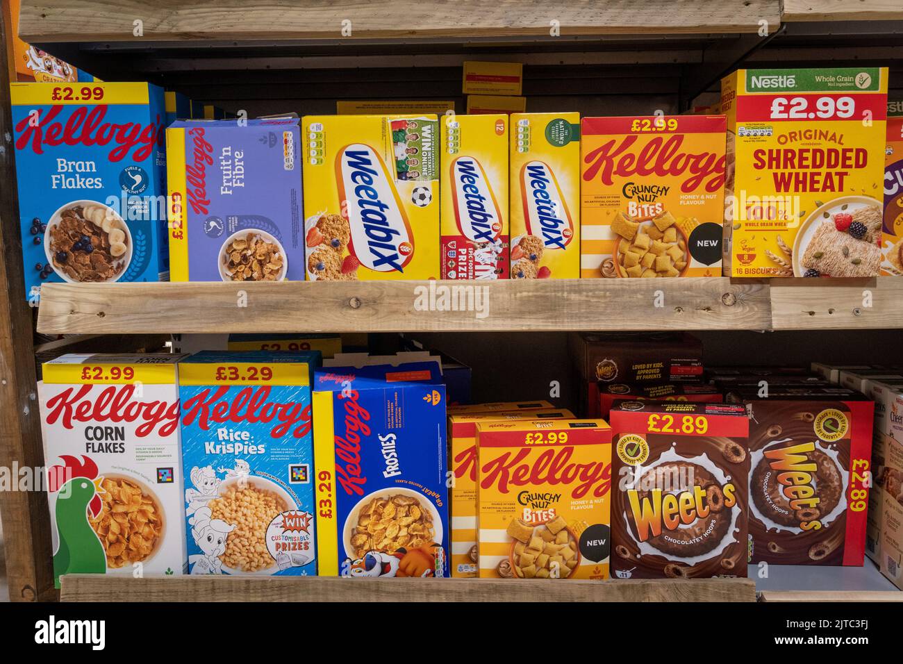 Exeter, Großbritannien - August 2022: Verschiedene Kelloggs Frühstückscerealien zum Verkauf Stockfoto