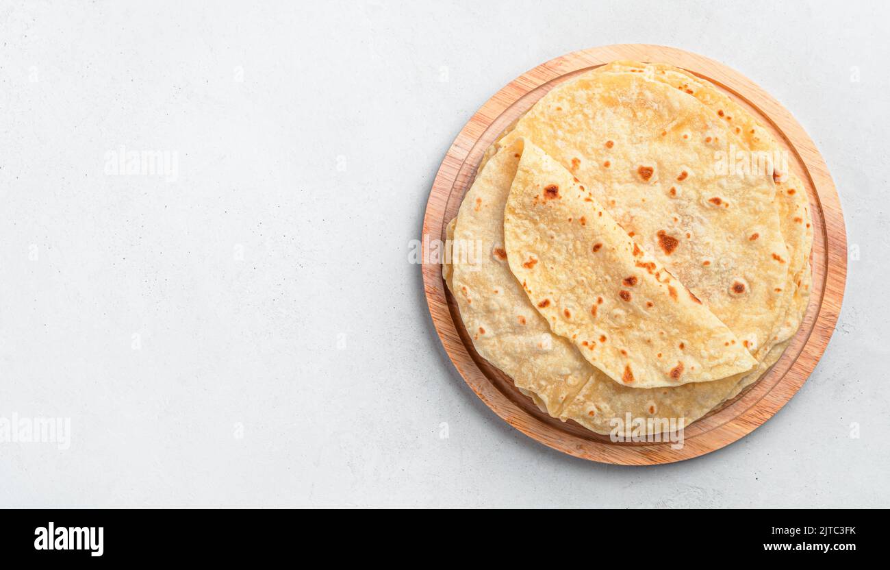 Indische Chapati Kuchen auf einem Holzbrett auf einem grauen Hintergrund. Stockfoto